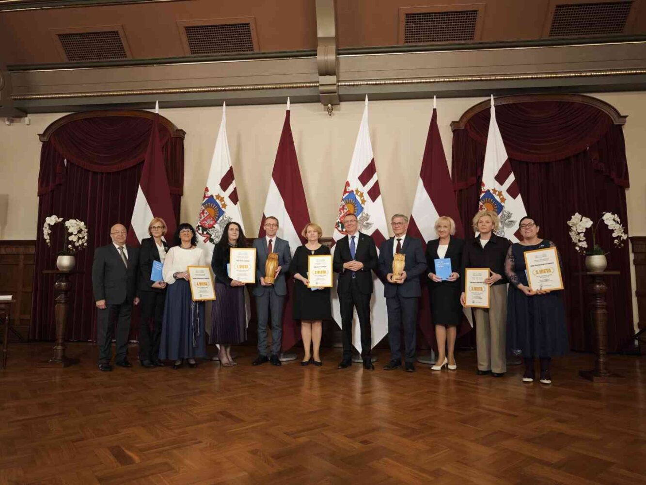 Rīgas Āgenskalna Valsts ģimnāzijai pasniegtas Ata Kronvalda fonda balvas