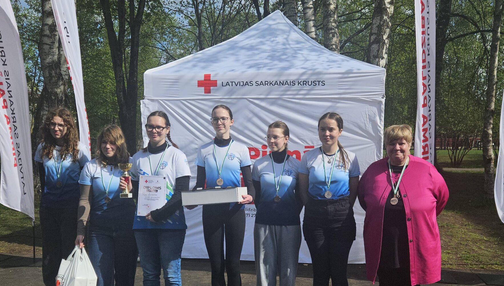 Pirmās palīdzības sniegšanas sacensībās vidusskolas posma skolēniem 3.vieta.