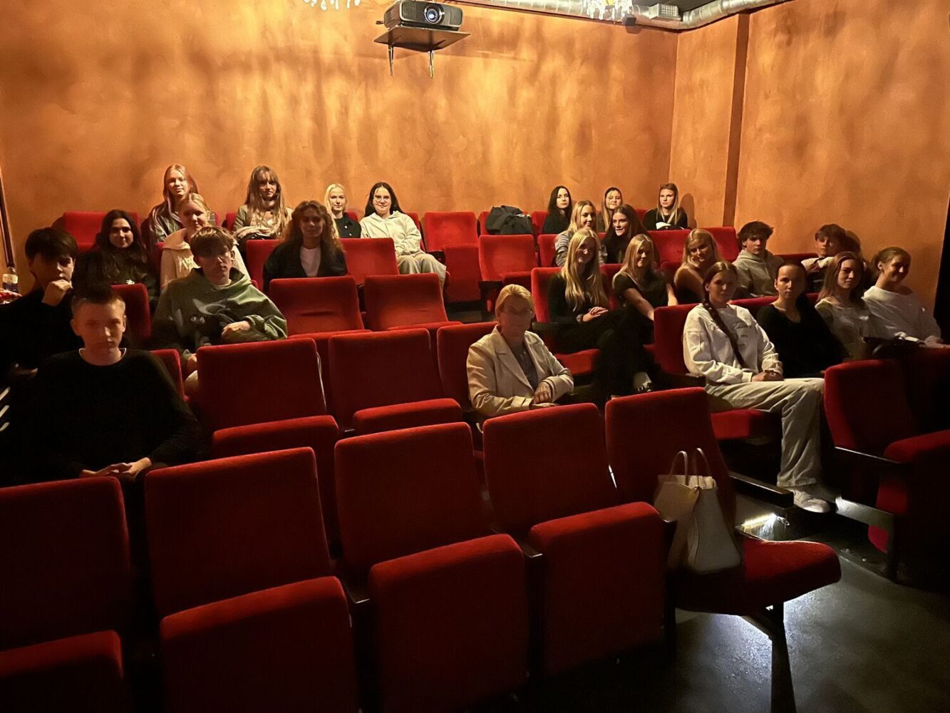 11B klase apmeklē filmas “Uļa” kinoseansu